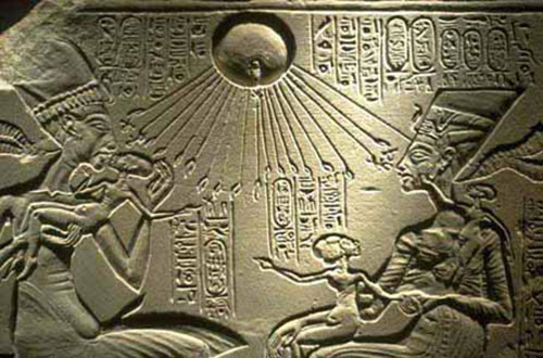 Trong thời gian trị vì đất nước 1353 - 1336 TCN, Nữ hoàng Nefertiti cùng chồng đã thực thi cuộc cách mạng tôn giáo, khi họ bắt đầu chỉ thờ một vị thần linh duy nhất là thần Aten hay thần Mặt Trời.