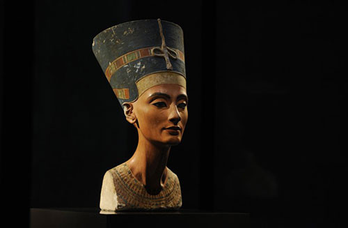 Nữ hoàng Nefertiti được miêu tả là phụ nữ xinh đẹp nhưng biến mất bí ẩn sau 12 năm cùng chồng cai trị Ai Cập.