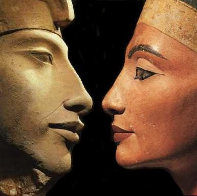 Tuy nhiên, sau khi pharaoh Akhenaten qua đời, Nữ hoàng Nefertiti bỗng nhiên biến mất. Nguyên nhân biến mất của vị nữ hoàng xinh đẹp, quyền lực bậc nhất Ai Cập cho đến nay vẫn là ẩn số khó giải.