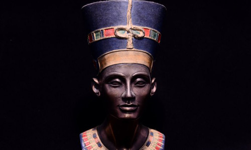  Nữ hoàng Ai Cập Nefertiti nổi tiếng lịch sử bởi bà là vợ và là nhà đồng cai trị với pharaoh Akhenaten (Amenhotep IV). Vị nữ hoàng này cũng là một trong những phụ nữ quyền lực nhất thời Ai Cập cổ đại.