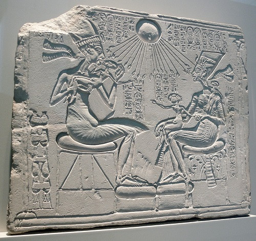 Vợ chồng Nữ hoàng Nefertiti đưa thần Mặt trời trở thành vị thần tối cao trong tín ngưỡng đa thần của người Ai Cập cổ đại. Để thể hiện niềm tin vào giáo phái Aten, họ đã đổi tên của chính mình.