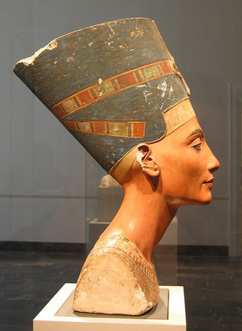 Cũng có giải thuyết cho rằng Nữ hoàng Nefertiti đã ăn mặc như nam giới hay thậm chí là bà đã qua đời nên lịch sử không có bất cứ ghi chép nào về bà sau 12 cai trị Ai Cập cùng với chồng.