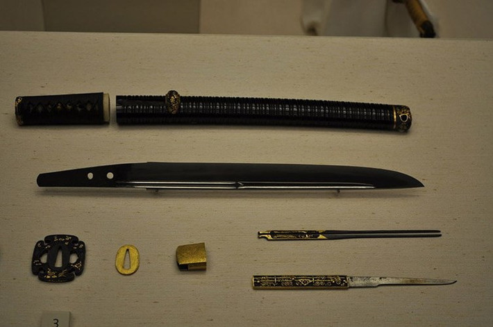 Samurai thường xuất hiện với thanh kiếm katana và khả năng chiến đấu xuất sắc. Bên cạnh kiếm katana, samurai còn sử dụng nhiều vũ khí khác bao gồm: wakizashi, cung nỏ, naginata...