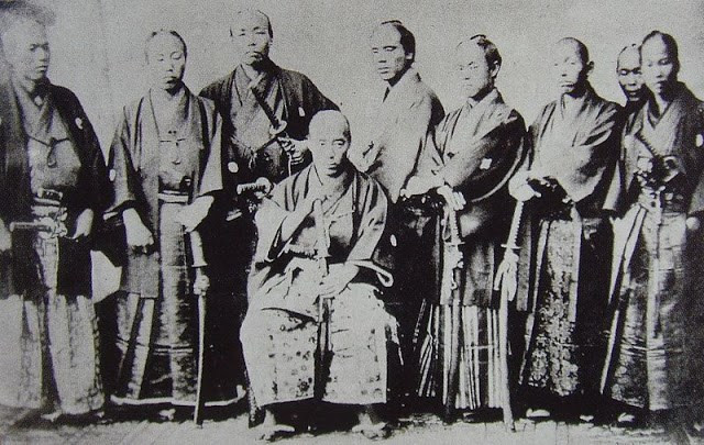 Samurai phục vụ daimyo (lãnh chúa) hay chủ tướng, với lòng trung thành tuyệt đối, thậm chí họ thể chết nhằm thể hiện sự trung thành với chủ nhân. Theo đó, các samurai vô cùng coi trọng danh dự.