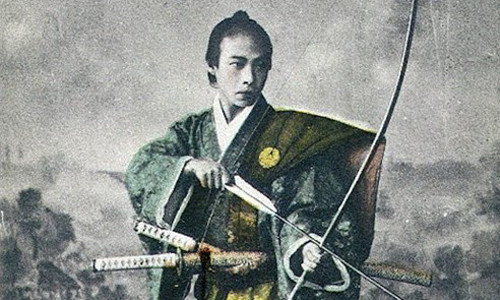 Các samurai còn gây chú ý với bộ áo giáp và mũ giáp. Nhiều samurai có địa vị cao gắn thêm các biểu tượng gia tộc và các vật trang trí cầu kì khác lên mũ giáp.