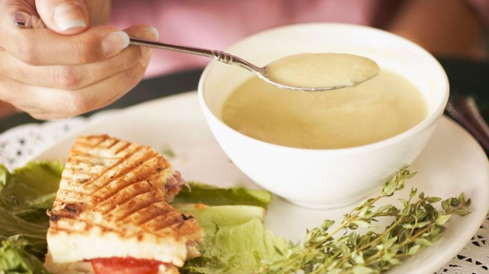 Món súp Vichyssoise nổi tiếng của Pháp gây chú ý với bát canh mát lạnh được làm từ khoai tây, tỏi tây, kem và thịt gà.