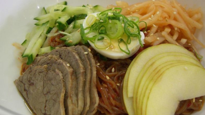 Mỳ Naeng nổi tiếng của Hàn Quốc thường được phục vụ trong những tô nước đá lớn, giữ cho bát mỳ luôn mát lạnh trong suốt quá trình thực khách thưởng thức.