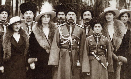 Vào năm 1918, Sa hoàng Nicholas II, hoàng hậu Alexandra và 5 người con bị xử xử bắn đồng loạt khi phong trào Bolshevik tại Nga lên đến đỉnh điểm. Vụ thảm sát đẫm máu hoàng tộc Romanov đã trở thành một sự kiện gây chấn động lịch sử. Trong ảnh là sa hoàng cuối cùng của Nga - Nicholas II bên các con Anastasia, Olga, Alexei, Tatiana và Maria.