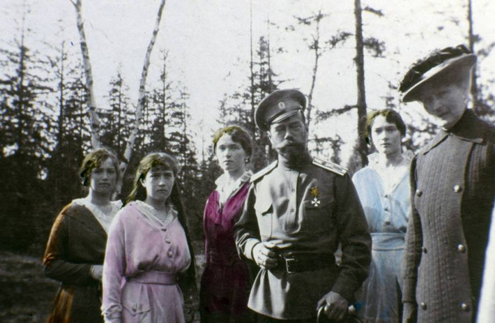 Sa hoàng Nicholas II bên 4 người con gái. Từ trái sang phải là: Maria Romanov, Anastasia Romanov, Olga Romanov và Tatiana Romanov.
