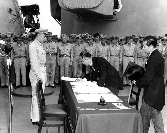 Trong khi đó, Tướng Umezu (đại diện cho quân đội Nhật) và Ngoại trưởng Nhật Mamoru Shigemitsu (đại diện cho chính phủ Nhật - trong ảnh) ký cũng vào các văn kiện đầu hàng trên thiết giáp hạm Missouri vào ngày 2/9/1945. Ảnh: Naval Historical Center.