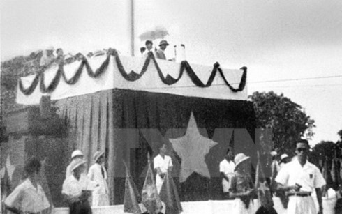 Trong ngày 2/9/1945, tại Quảng trường Ba Đình, Hà Nội, Chủ tịch Hồ Chí Minh thay mặt nhân dân cả nước đọc bản Tuyên ngôn Độc lập khai sinh nước Việt Nam Dân chủ Cộng hòa - Nhà nước công nông đầu tiên ở Đông Nam châu Á. Ảnh tư liệu TTXVN.