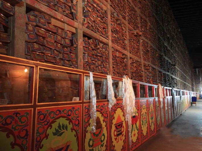 Tu viện Sakya thường được gọi là "Đôn Hoàng thứ hai", với bộ sưu tập khổng lồ hơn 40.000 cuốn sách kinh Phật. SakyaKloster có kệ sách đặt khoảng 10.000 bản kinh thư cổ. Các giá sách bao gồm cả hai bên của căn phòng từ dưới sàn lên đến trần. Các kệ ở mỗi bên có chiều dài 57 m và cao 11 m. Đây cũng là quê hương của kinh thư lớn nhất thế giới, BurdeGyaimalung, dài gần 2 m. Kinh thư là một bản ghi chép về tôn giáo, văn hoá, lịch sử, triết học, văn học và nông nghiệp Tây Tạng nặng hơn 500 kg.