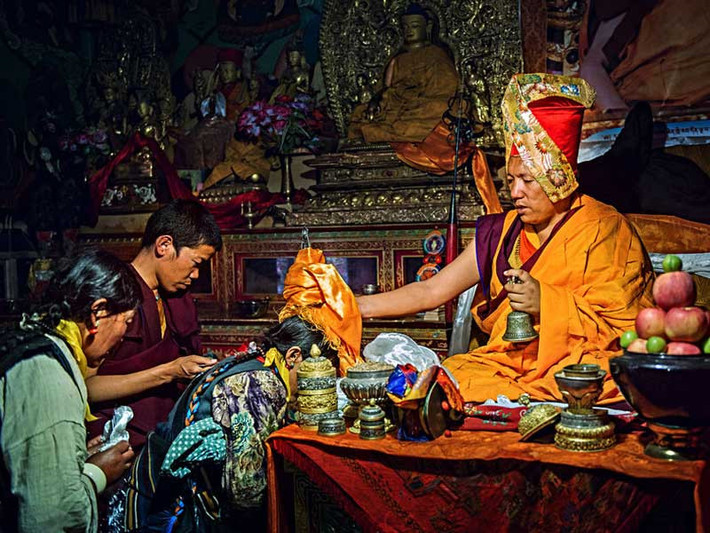 Không chỉ là nơi tham quan, tu viện Sakya còn là nơi mọi người tới cầu nguyện.