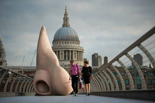 Vào năm 2012, nhiều người không khỏi ngạc nhiên khi đi trên cầu Millennium, bắc qua sông Thames, tại thủ đô London phát hiện cái mũi khổng lồ, cao 4m.
