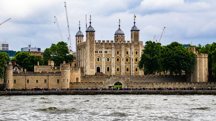 Trong quá trình đó, nhiều phạm nhân đã viết, vẽ lên các bức tường đá ở pháo đài tháp London để ghi lại sự đau đớn tột độ, nỗi thống khổ kinh hoàng mà họ đã trải qua. Cho đến ngày nay, những dấu vết này vẫn còn, khiến nhiều người ám ảnh.