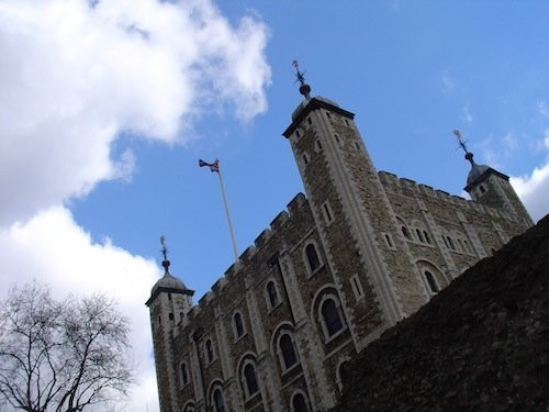 Những dấu tích của nạn nhân bị tra tấn thời Trung cổ. Pháo đài tháp London (Tower of London) nổi tiếng ở thủ đô London được xây dựng vào thế kỷ 11. Hoàng hậu Anne Boleyn, Vua John Balliol là 2 trong số những người nổi tiếng từng bị giam cầm tại nơi này.