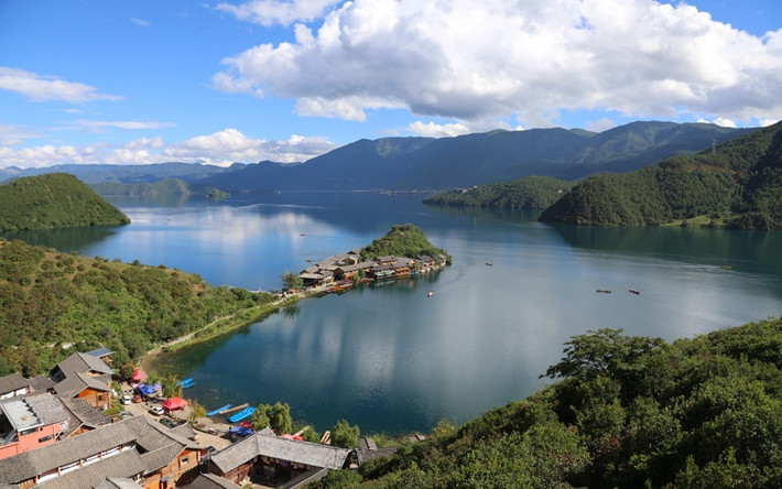 Trên dãy Himalaya, người Mosuo sống ở rìa hồ Luga xanh tươi thuộc huyện tự trị Ninh Lạng, Trung Quốc. Vùng đất này được ví như Tây Lương Nữ Quốc trong tác phẩm Tây Du Ký.