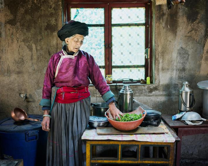 Nhiếp ảnh gia Karolin Klüppel, người ghi lại hình ảnh hiếm hoi về vương quốc kỳ lạ này, cho biết: “Điều này gây mâu thuẫn trong nhiều gia đình. Cuộc sống trở nên dễ thở hơn khi có lợi nhuận từ du lịch, nhưng họ cũng thấy buồn bã trước những đổi thay”.