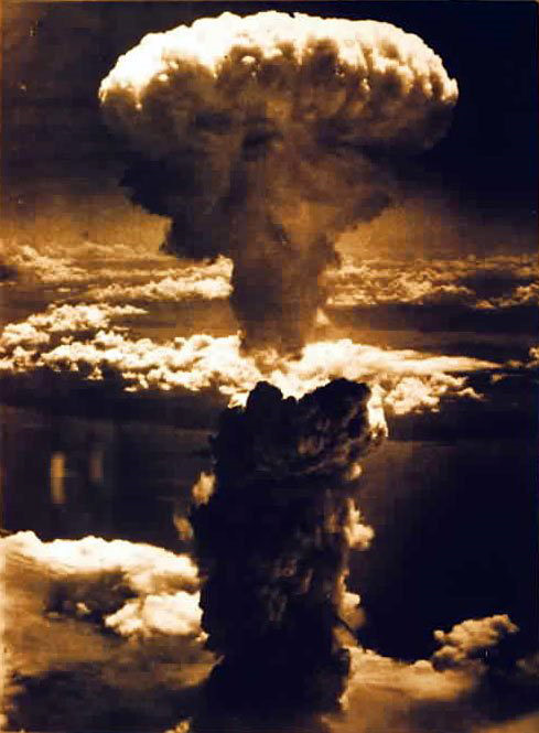 Đến ngày 9/8/1945, quả bom hạt nhân thứ hai mang tên “Fat Man” được Mỹ thả xuống thành phố Nagasaki, khiến 70.000 người thiệt mạng.