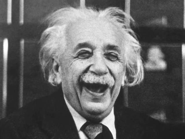 Mặc dù những bức thư của Albert Einstein khiến giới chức Mỹ thúc đẩy chương trình sáng chế vũ khí hủy diệt mạnh nhất trong lịch sử nhưng nhà vật lý này không tham gia vào dự án Manhattan.