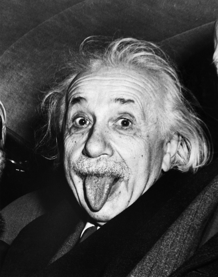 Sau khi nhận được thư của Einstein, đến năm 1942, Mỹ khởi động dự án Manhattan nhằm thiết kế và chế tạo vũ khí hạt nhân.
