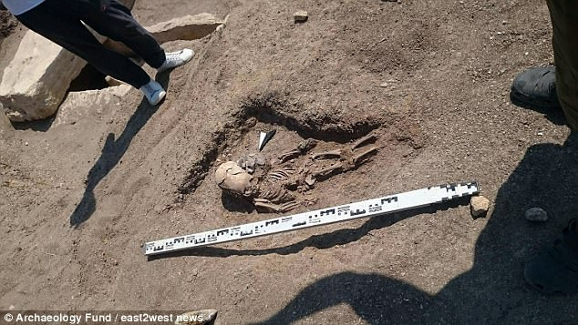 Theo Archaeology Fund, tổ chức chuyên khai quật ở vùng trung tâm nước Nga, Crimea và Bắc Phi, bé trai có hộp sọ bị kéo dài dưới tác dụng nhân tạo. Sự biến dạng nghiêm trọng của hộp sọ khiến ngôi mộ trên được các chuyên gia gọi là “mộ người ngoài hành tinh”.