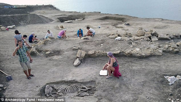 Ngôi mộ bé trai có hộp sọ biến dạng kéo dài giống như người ngoài hành tinh được các chuyên gia xác định có niên đại từ thế kỷ 2. Đây là một phát hiện quan trọng trong cuộc thám hiểm gần đây. Theo các chuyên gia, bé trai này khoảng 1,5 tuổi cho đến 2 tuổi vào thời điểm qua đời.
