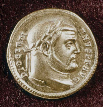Thêm nữa, dưới thời trị vì của hoàng đế Diocletian, nhiều người theo đạo Cơ Đốc bị thiêu sống, bị đóng đinh và hành quyết công khai ở những nơi công cộng. Cùng với đó là nhiều nhà thờ Thiên chúa giáo bị phá hủy.