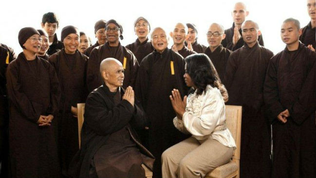 Được mục sư Martin Luther King Jr. gọi là "sứ giả của hòa bình và bất bạo động", thiền sư Thích Nhất Hạnh nổi tiếng với những triết lý về cuộc sống đáng học hỏi. Một trong số đó là: Không ai có thể ban cho bạn sự tự do, chính bạn là người trau dồi nó hàng ngày. Không ai có thể ngăn cản bạn nhận thức mỗi bước bạn đi, mỗi hơi thở hàng ngày...