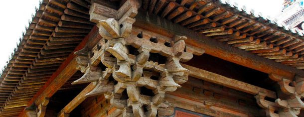 Theo các chuyên gia, bí mật giúp Tử Cấm Thành đứng vững trước hơn 200 trận động đất là ở thiết kế mái gỗ. Các chuyên gia đã phát hiện từ năm 500 TCN, kỹ sư Trung Quốc đã sáng tạo ra một loại hình cấu trúc có khả năng chống thiên tai với nhiều khung gỗ hình chữ nhật gọi là "Đấu củng".