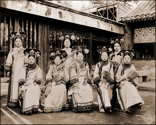 Phụ nữ Mãn Châu thời phong kiến ở Trung Quốc những năm 1870.
