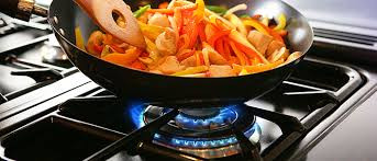 Năm là, vặn gas nhỏ khi đun nấu. Bếp gas được con người sử dụng để nấu hàng ngày. Bạn hãy vặn nhỏ lửa gas lại vì điều này không những làm giảm hóa đơn tiền gas của bạn mà còn góp phần giải cứu Trái đất khỏi hiểm họa toàn cầu.