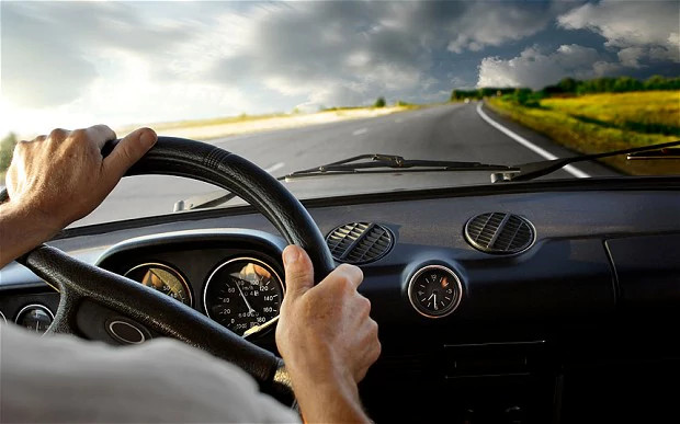 Ba là, lái xe ít hơn và đạp xe nhiều hơn. Lái xe ô tô là một trong những nguồn phát thải lớn nhất đối với người dân Mỹ. Chính vì vậy, thay vì lái ô tô đi làm, bạn hãy thử thay đổi bằng cách sử dụng xe đạp để di chuyển. Xe điện cũng là một lựa chọn lý tưởng cho bạn để giảm lượng khí thải cũng như tiết kiệm chi phí.
