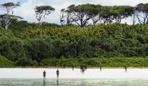 Đảo North Sentinel thuộc quần đảo Andaman, Vịnh Bengal là một trong những hòn đảo nổi tiếng nhất thế giới. Đây là nơi ở của người Sentinel - bộ lạc sống biệt lập nhất hành tinh.