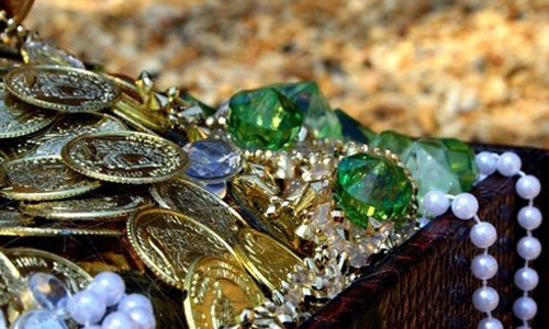 Đến năm 2010, ông chôn chiếc hòm ở dãy núi Rocky rồi đưa ra 9 gợi ý dưới dạng một bài thơ 24 dòng để mọi người tìm ra tung tích kho báu trị giá hàng triệu USD. Hàng chục ngàn người đã cố gắng truy tìm tung tích kho báu ông Fenn nhưng vẫn không thể tìm ra. Thậm chí, một số người thiệt mạng trong quá trình tìm kiếm kho báu.