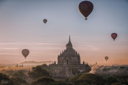 Khinh khí cầu đưa du khách chiêm ngưỡng Bagan huyền ảo trong sương sớm. Ảnh: Luke Taylor/Bloomberg.