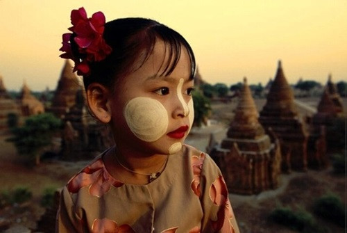 Cô bé người Myanmar với gương mặt bôi đất thanaka truyền thống. Ảnh: Natgeotraveler.