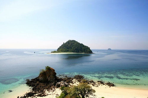 Quần đảo Myeik là điểm đến mới nổi của Myanmar, với hơn 800 đảo lớn nhỏ. Quần đảo này có nhiều bãi biển cát trắng, những rạn san hô tuyệt đẹp, hệ động thực vật phong phú. Ảnh: Florian Stern/Gettyimages.