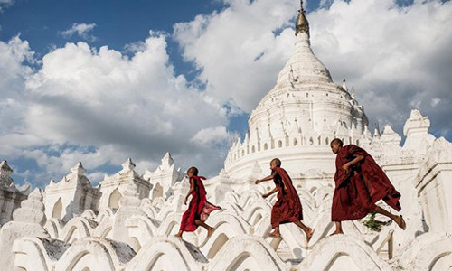 Các nhà sư nhí vô tư chơi đùa ở chùa Hsinbyume. Ngôi chùa này do Vua Bagyidaw xây dựng để tưởng nhớ người vợ yêu dấu của mình vào năm 1816. Ảnh: Carbajo Rodriguez/Bloomberg.