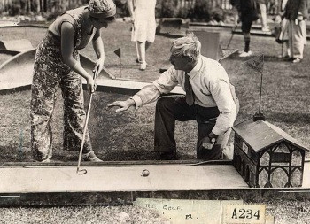 Chơi golf cùng gấu là một thú vui lạ từng khá phổ biến ở Mỹ những năm 1930. Trong thời kỳ Đại khủng hoảng, chơi golf trở nên khá phổ biến đối với tầng lớp thượng lưu và những người nổi tiếng. Để chơi golf thêm phần thú vị, người ta xây thêm hố cát, túp lều nhỏ, hồ hay ao...