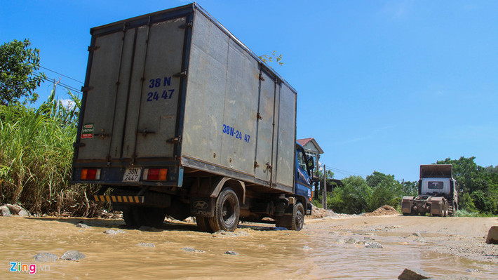Tài xế Cương (32 tuổi, ở TP Hà Tĩnh) cho hay mỗi ngày anh chạy xe qua đây khoảng 2 lần. Nhiều lúc qua đoạn đường này anh rất lo lắng vì đá lởm chởm, gồ ghề rất nguy hiểm. “Những lúc xe đi còn hàng hóa nên rất sợ mắc lầy, chết máy, chỉ khi về hết hàng mới yên tâm chạy qua”, tài xế này nói.