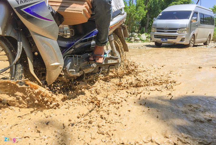 Bà Phan Thị Tâm (65 tuổi), ở xã Sơn Tây, huyện Hương Sơn cho biết tình trạng hư hỏng nặng khoảng 6 tháng nay, không thấy sửa chữa. “Trời mưa nước băng cả đoạn đường này, mặt đường trở nên lầy lội, tai nạn cũng vì thế mà xảy ra thường xuyên”, bà Tâm nói.