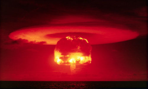 Vụ thử hạt nhân mật danh "Castle" của Mỹ tại Bikini Atoll năm 1954. Quả bom có sức công phá 15.000 kilotons (tương đương 15.000 tấn TNT) mạnh gấp 1.000 lần quả bom ném xuống Hiroshima. Đây là quả bom có sức công phá mạnh thứ 3 trong lịch sử loài người. Hai quả bom mạnh nhất thế giới được thử nghiệm bởi Liên Xô năm 1961 (50.000 kilotons) và năm 1962 (24.200 kilotons).