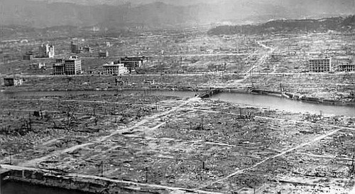 Cụ thể, khi Mỹ ném bom nguyên tử xuống Hiroshima ngày 6/8/1945, Yamaguchi đứng cách khu vực bom nổ chưa đầy 3 km. Ông Yamaguchi bị bỏng trên mặt và cẳng tay, mất đi tai phải và thủng cả hai màng nhĩ nhưng vẫn sống sót.