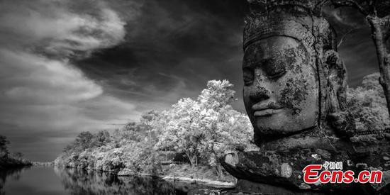 Những ngôi đền ở Angkor hùng vĩ, độc đáo đã cuốn hút du khách đến thăm đất nước Campuchia. Nhiếp ảnh gia Trung Quốc Huang Zheng đã thực hiện bộ ảnh tuyệt đẹp về các ngôi đền cổ kính, tráng lệ của đất nước chùa tháp.