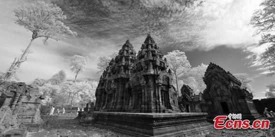 Đền Banteay Srei nổi tiếng ở Angkor với việc được được xây dựng bằng đá sa thạch đỏ được thêm vào một ít chất pha màu.
