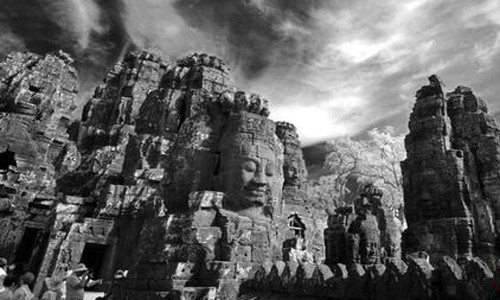 Vẻ đẹp cổ kính của ngôi đền Bayon nằm trong quần thể Angkor Thom.