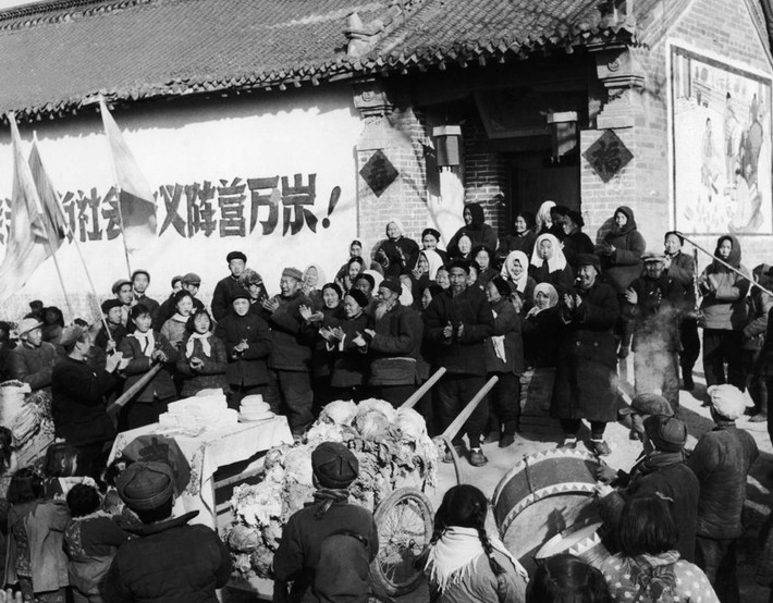 Người dân Trung Quốc tưng bừng tham gia các lễ hội dịp Tết âm lịch năm 1960.