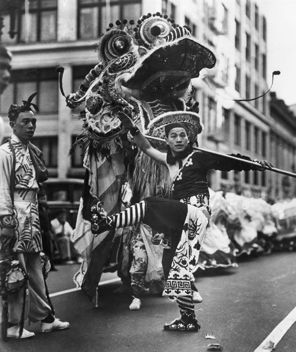 Một buổi biểu diễn múa rồng trong dịp Tết Nguyên Đán ở Chinatown, San Francisco, California, Mỹ.