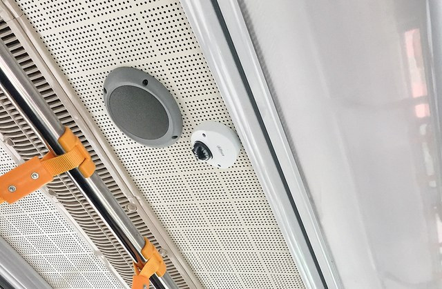 Camera trong xe giúp lái xe có thể quan sát toàn bộ bên trong, ngoài ra loa cũng sẽ thông báo cho hành khách những tuyến xe buýt lân cận.